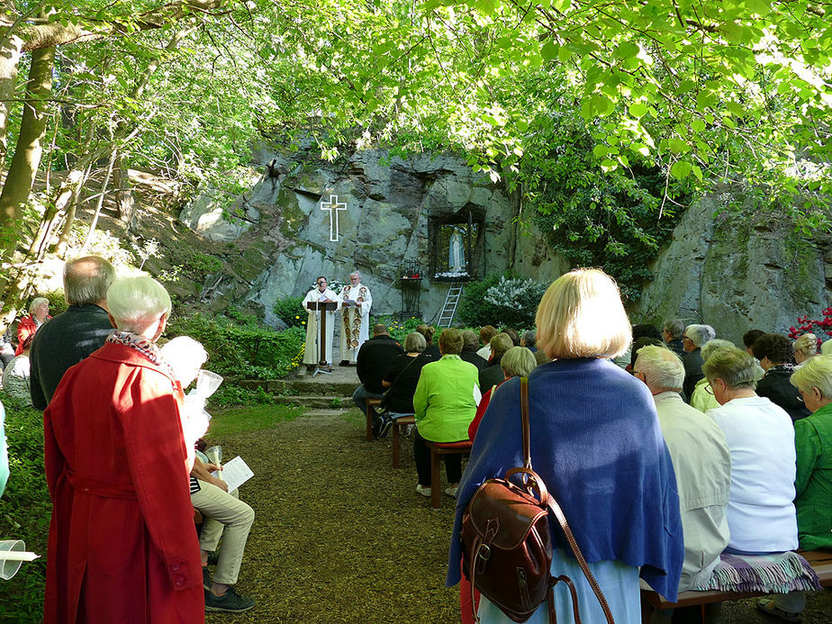 Maiandacht mit Krönung der Fatima-Madonna (Foto: Karl-Franz Thiede)